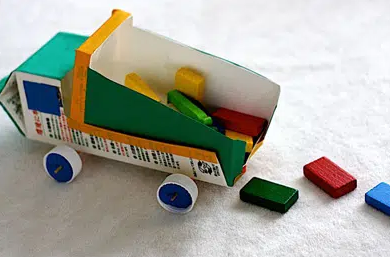 Bước 5:   - Cắt bỏ phần trên của hộp sữa đi rồi quay ngược xuống để làm khoang chứa đồ cho ô tô.