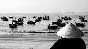 Phân tích nhân vật người đàn bà hàng chài trong Chiếc thuyền ngoài xa