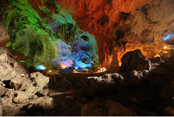 Hãy kể tên một số hang động nổi tiếng ở Việt Nam